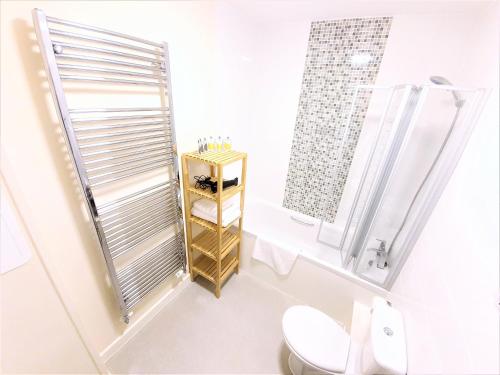 曼彻斯特Salford Holiday Apartment Manchester的一间带卫生间和淋浴的浴室