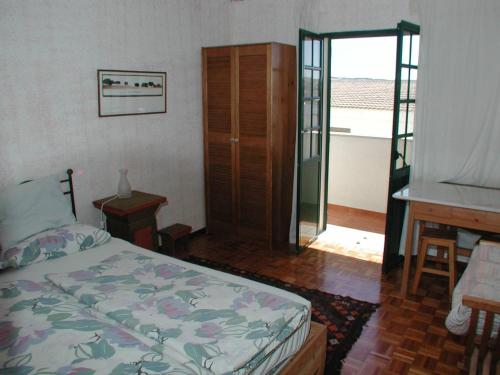 劳林哈Apartment Wolf的一间卧室设有一张床和一个滑动玻璃门