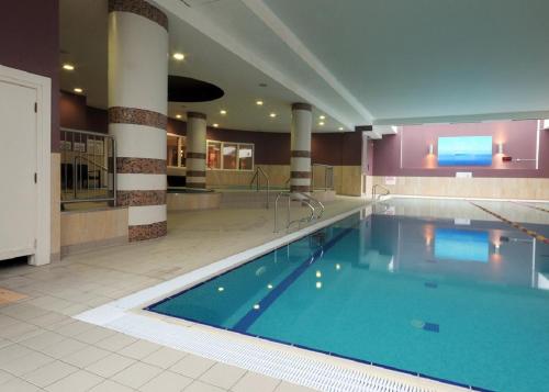 阿森赖拉辛伍兹酒店的在酒店房间的一个大型游泳池