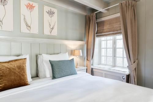 乌得勒支Logement Petit Beijers的卧室配有白色的床和窗户。