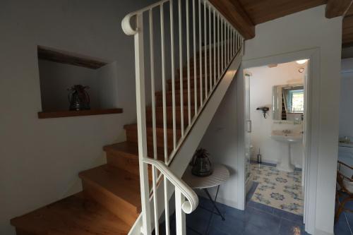 圣卢奇多Borgo Rosso di Sera Resort的楼梯,位于带水槽的房子里