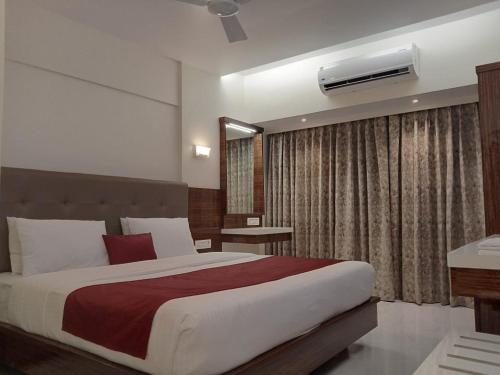 孟买米兰国际大酒店的一间卧室设有一张大床和一个窗户。