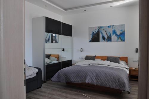 黑马戈尔Apartman Benjo的一间卧室配有一张床和镜子