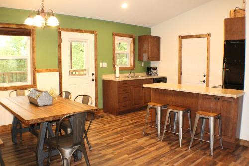 MarysvilleTrailhead Suites的厨房配有桌椅和柜台。