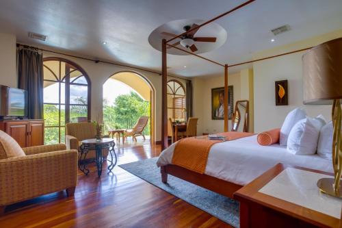 圣伊格纳西奥圣伊格纳西奥度假村的一间卧室设有一张床和一间客厅。
