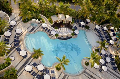 迈阿密海滩洛伊斯迈阿密海滩酒店 的享有度假村游泳池的顶部景致