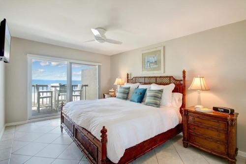 Amelia Island Oceanfront 2 Master Suites客房内的一张或多张床位