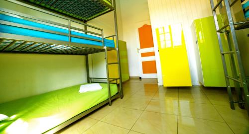 圣弗朗索瓦Butterfly Hostel的带两张双层床的客房和走廊