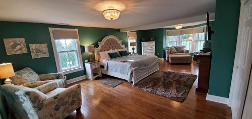 MiltonMansion Farm Inn的一间卧室设有一张床,客厅设有绿色的墙壁