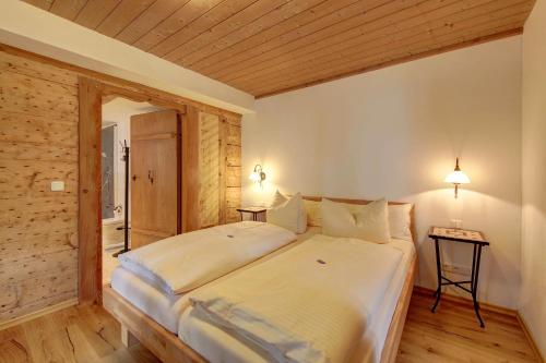 奥巴拉马高教堂农场旅舍的一张位于带木制天花板的客房内的大床