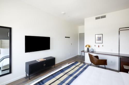 费城Sonder The Queen的一间卧室配有一张床,墙上配有电视