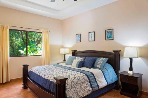 托拉Zen Casita near Playa Colorado!的一间卧室设有一张床和一个窗口