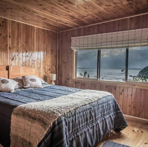 巴拉曼萨Hostería La Casa del Mar的一间卧室设有一张床,享有海景