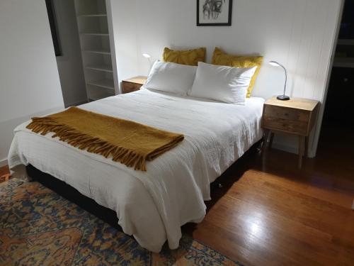 皮克顿Charolais Cottage的一间卧室配有一张床铺,床上有毯子