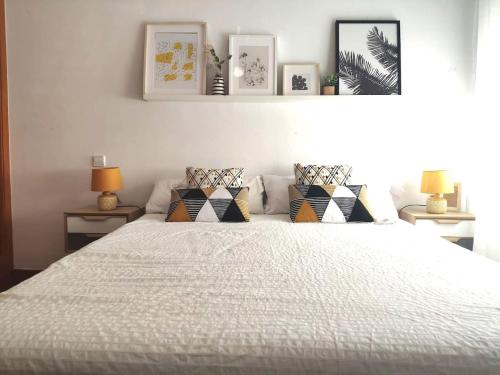 Valdetorres de JaramaFinca Paredes的卧室配有带枕头的大型白色床