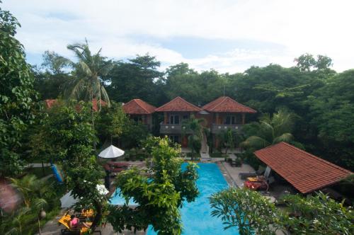 库塔美乐思库塔简易别墅&Spa的享有带游泳池的度假村的空中景致