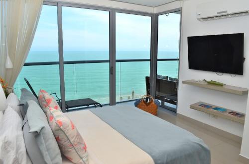 卡塔赫纳Luxury Alojamientos Namaste-Morros City的一间卧室设有一张床和一个大窗户