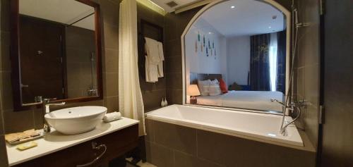 Santori Hotel Da Nang Bay的一间浴室
