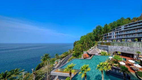 芭东海滩Kalima Resort and Spa - SHA Extra Plus的享有度假胜地和海洋的空中景致
