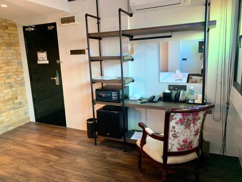马六甲JonkeRED Heritage Hotel的客房配有书桌和高架床。