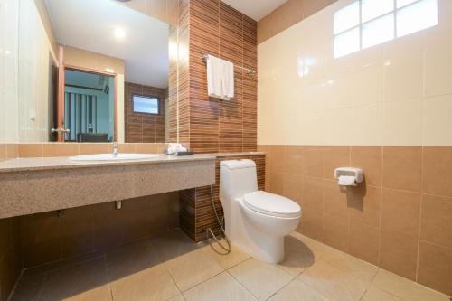Ban Laem ChabangThe Route Sriracha Hotel And Residence的一间带卫生间和水槽的浴室