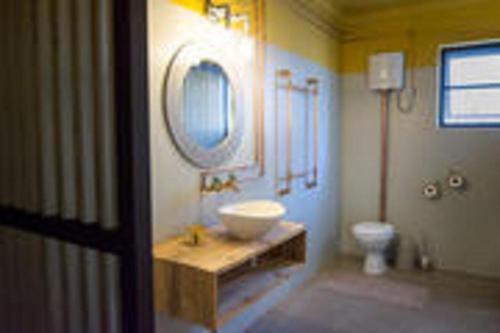 SesfonteinSesfontein Guesthouse的一间带水槽和卫生间的浴室