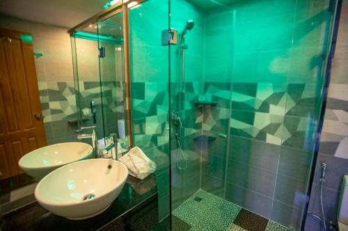 仰光Prestige Residences at Golden Valley by Grand United Hospitality的一间带水槽和玻璃淋浴的浴室