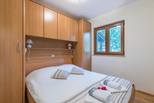 科里米诺奥莉亚岛公寓的一间卧室配有一张白色大床和木柜