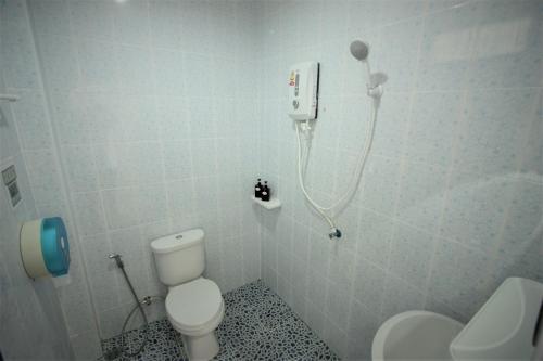 奈扬海滩Sun & Sea Nai Yang Phuket的一间带卫生间和淋浴的浴室。