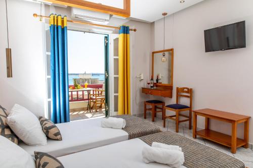 纳克索乔拉帕拉迪亚酒店的一间带两张床和阳台的客厅