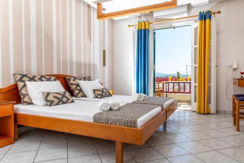纳克索乔拉帕拉迪亚酒店的一间卧室设有一张床和一个阳台