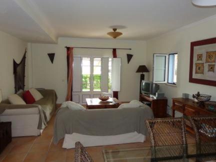 阿尔图拉Algarve Praia Verde的客厅配有床和沙发