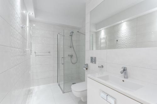 雅罗斯瓦维茨Król Plaza Spa & Wellness的带淋浴和卫生间的白色浴室