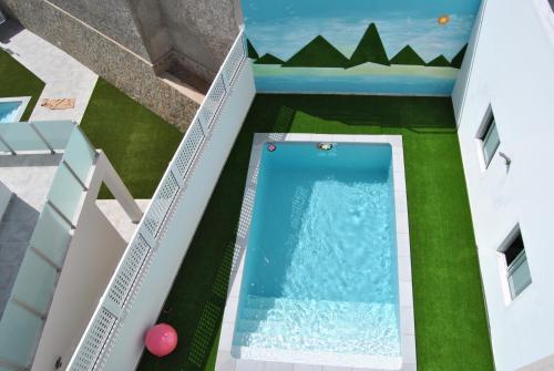 莫甘Big Villa Tauro with Private Heated Saltwater Pool & jacuzzi & BBQ & Game Room的享有别墅内游泳池的顶部景致