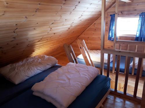 盖郎厄尔峡湾Dalen Gaard camping og hytter的小木屋内带两张床的房间