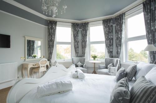巴斯格雷斯精品住宿加早餐酒店的卧室设有白色大床和窗户。