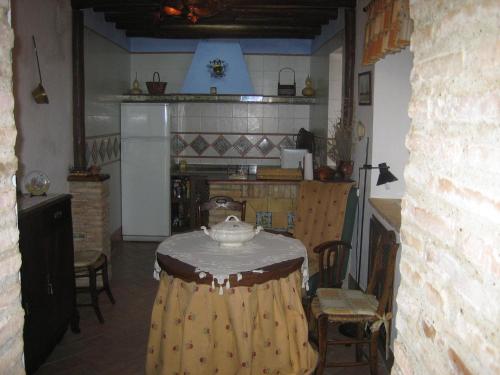 Castro del Río乡村别墅酒店的厨房配有桌子,上面有碗