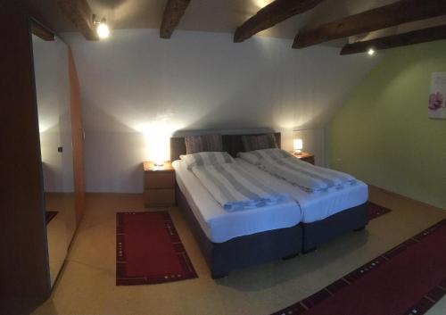 伊策霍Ferienwohnung Wilde - Holzkamp的一间卧室,卧室内配有一张大床
