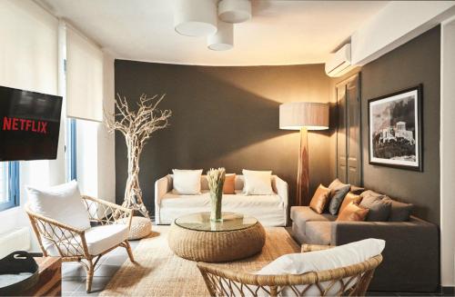 雅典Art Pantheon - Suites & Apartments的客厅配有沙发和桌子