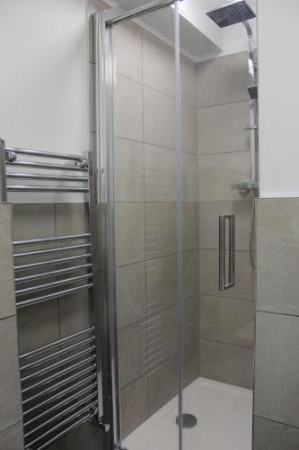 里彭Fabulous One Bedroom Apartment in Ripon City Centre的浴室里设有玻璃门淋浴