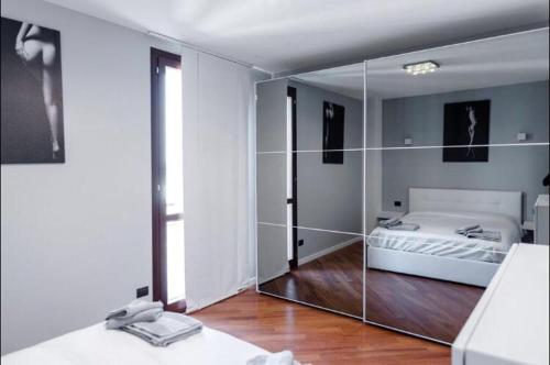 卡萨诺达达Le residenze dell'Adda的一间带镜子的卧室和一张床铺