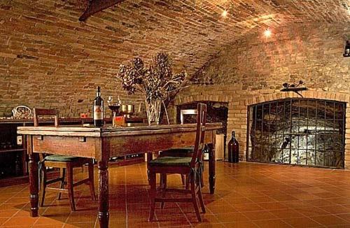Cocconato隆卡德马特勒蒂酒店的厨房配有桌椅和砖墙