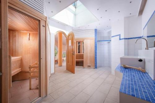 圣马克西姆莱斯托雷酒店的一间带水槽和卫生间的浴室