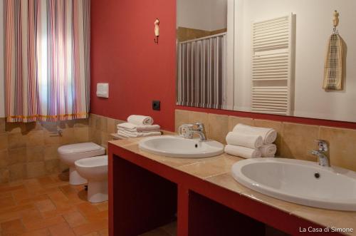 圣凯撒利亚温泉B&B Terra Cesarea的浴室设有2个水槽、卫生间和镜子。