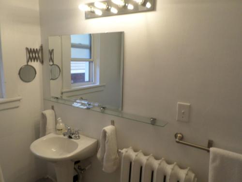 Beautiful, Clean, Quiet 2 BR-In Downtown Ottawa. Parking, WIFI and Netflix Included的一间浴室