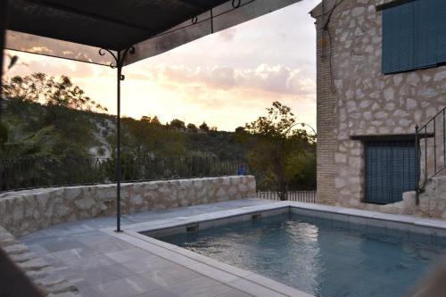 奥苏纳Casas Rurales Las Viñas的一座房子后院的游泳池