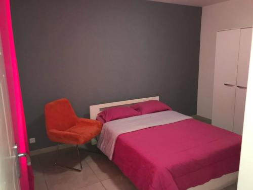 圣路易斯Maison lyam的卧室配有粉红色的床和椅子