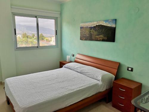 拉奥罗塔瓦Casa Milagros by TOR的一间卧室设有一张床和一个窗口