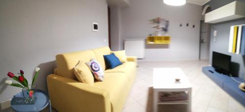 恩纳Anchida casa vacanze的客厅设有黄色沙发和电视