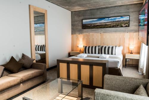 奥瓦列Keo Hotel - Ovalle Casino Resort的一间卧室设有一张床和一间客厅。